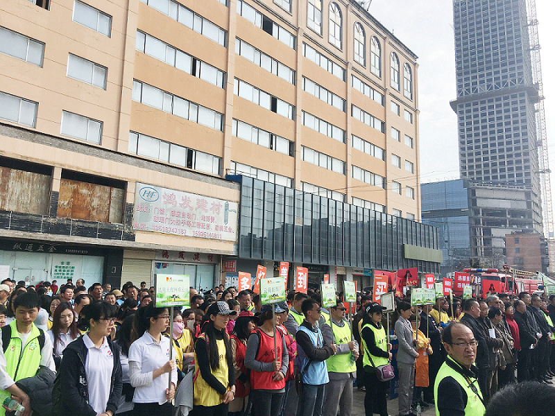 2017年3月5日，是我國(guó)第54個(gè)學(xué)雷鋒紀(jì)念日。3月份的春天萬(wàn)物復(fù)蘇，百花齊放。陽(yáng)光透過(guò)淡薄的云層照耀著大地，它的萬(wàn)道金光愉快地普照著萬(wàn)物。春風(fēng)拂面,是那么清柔,那么親切,就像是雷鋒的精神一直溫暖著、鼓舞著我們!